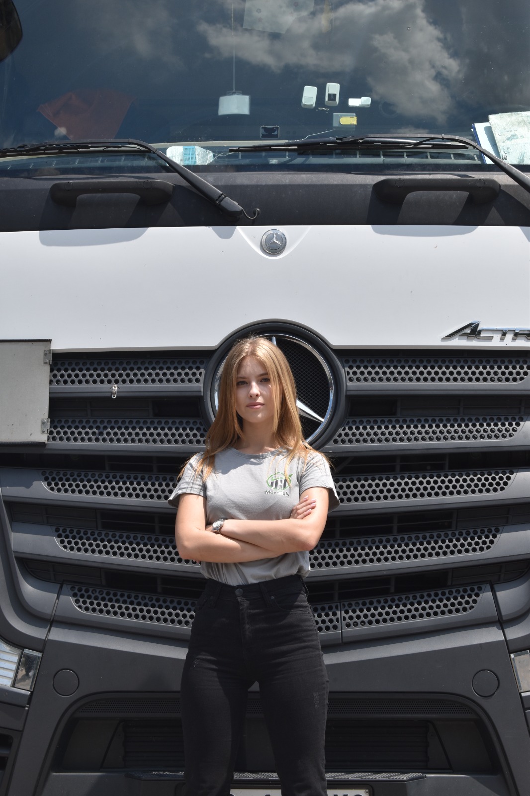 Moveably team member in front of Mercedes Actros truck